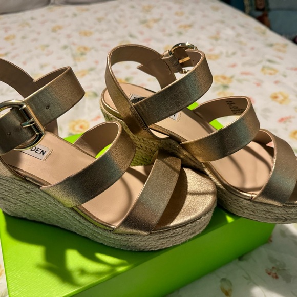 Gold espadrilles in excellent condition - Picture 3 of 6